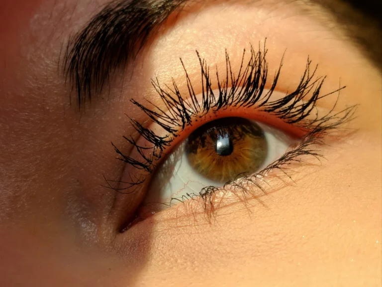 Wispy lash set on a brown eye