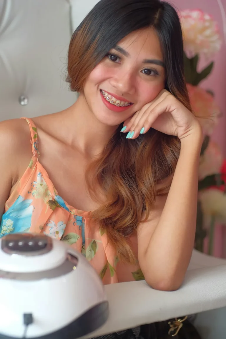 Client smiling after her manicure