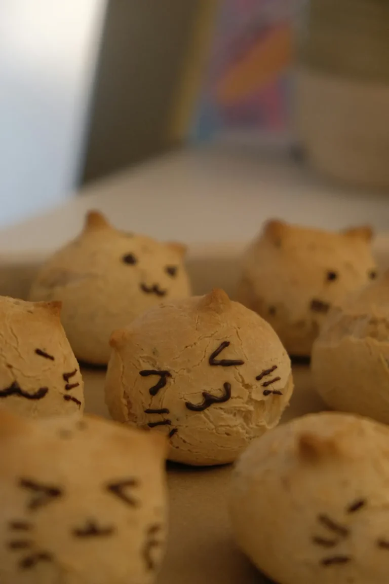 Cat-face cream buns