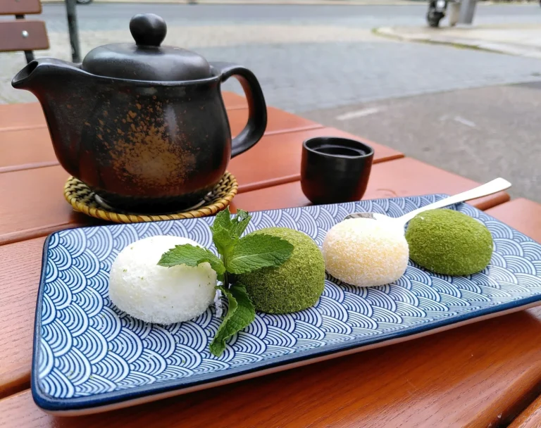 Matcha and white mochi with green tea