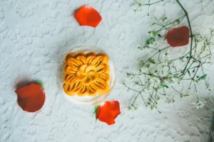 Mooncake with red petals and baby's breath