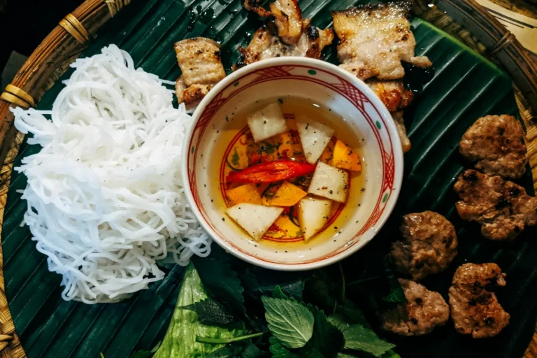 Grilled pork with rice noodles and dipping sauce