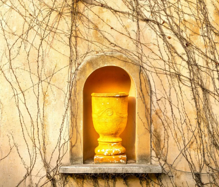Arched niche with an ochre urn