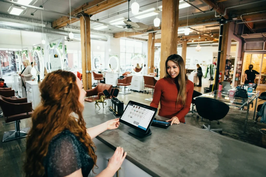 Front desk của salon có tablet để đặt lịch và tính tiền